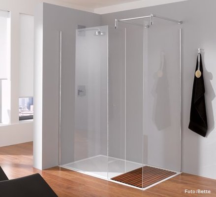 Dusche mit eigenem Eingang: Raffiniert und gut durchdacht ist die Dusche "BetteEntry". Der Abfluss befindet sich im Eingangsbereich unterhalb der Holzeinlage und ist somit fast unsichtbar. Die Glas-Abtrennungen sind für den Nischen-und Eckeinabu erhältlich. Dusche mit eigenem Eingang: Raffiniert und gut durchdacht ist die Dusche "BetteEntry". Der Abfluss befindet sich im Eingangsbereich unterhalb der Holzeinlage und ist somit fast unsichtbar. Die Glas-Abtrennungen sind für den Nischen-und Eckeinabu erhältlich.